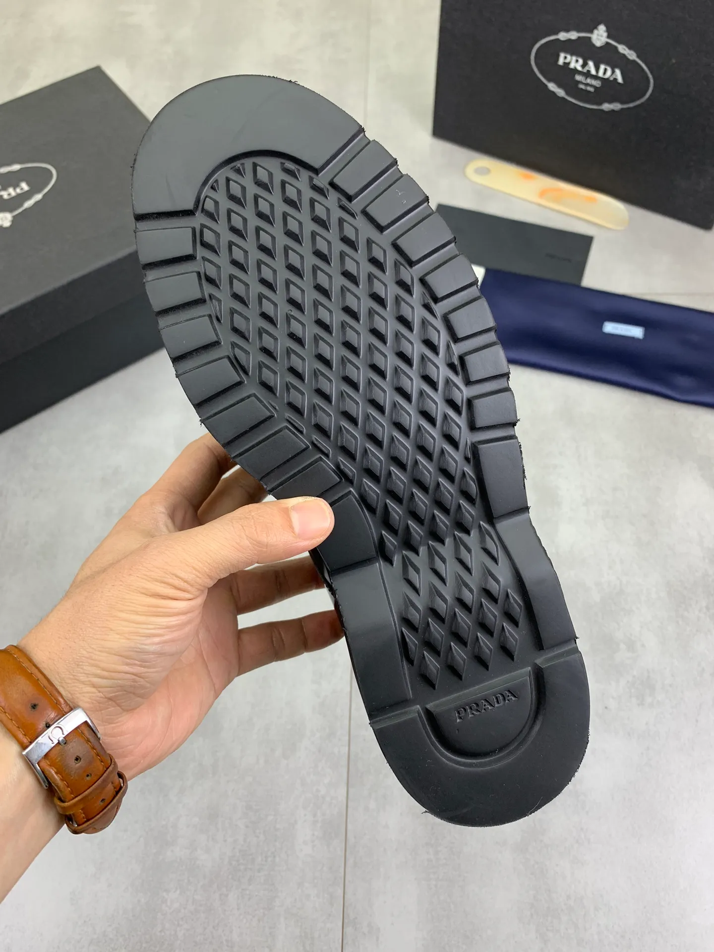 Factory price P880 💰Original quality, top version🔱 ＰＲＡＤＡ——Prada. Men's business casual leather shoes, top quality products. 1:1 shipment ⬆️Luxurious and noble👞All imported original color-rubbed open edge beads, just to create a more comfortable wearing body Tested, upper: original comfortable open-edge bead-rubbed calf leather ➕Top imported water-dyed full cow lining, original light and comfortable TPU foam combination bottom ✔️Code number: 39-44 (38.45 can be customized)